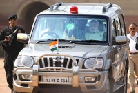 মোদির গাড়িবহরে ‘হামলা’ চালিয়েছে এক নারী! মোদির গাড়িবহরে ‘হামলা’ চালিয়েছে এক নারী!