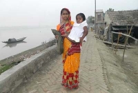 মাধ্যমিকের পরীক্ষার্থী ফরিদাকে দেখে থমকে গেলেন পরিদর্শক