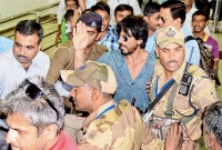 শুটিং সেটে বিপাকে শাহরুখ, হিন্দু পরিষদের বিক্ষোভ