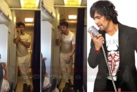 মাঝ আকাশে সনু নিগমের গান, বরখাস্ত ৫ বিমান সেবিকা!