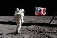 বাতাসহীন চাঁদে উড়ছে আমেরিকান পতাকা