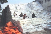 গাইবান্ধায় খোলা আকাশের নিচে ইউরিয়া সার গাইবান্ধায় খোলা আকাশের নিচে ইউরিয়া সার