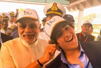 একি, কার কান ধরে টানলেন মোদী? একি, কার কান ধরে টানলেন মোদী?