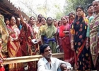 পুত্রবধূ নির্যাতনের বদলা, শ্বশুরকে ঝাড়ু পেটা করলেন মহিলারা পুত্রবধূ নির্যাতনের বদলা, শ্বশুরকে ঝাড়ু পেটা করলেন মহিলারা