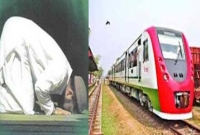 চলন্ত ট্রেনে যেভাবে নামাজ আদায় করবেন