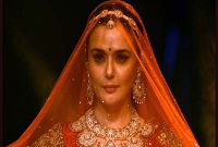 হাঁটুর বয়সী ছেলেকে বিয়ে নিয়ে কী বলছেন প্রীতি জিনতা?