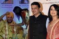 হাওয়ায় হাত ঘুরিয়ে সোনার নেকলেস মুখ্যমন্ত্রীর স্ত্রীকে পরালেন স্বঘোষিত বাবা হাওয়ায় হাত ঘুরিয়ে সোনার নেকলেস মুখ্যমন্ত্রীর স্ত্রীকে পরালেন স্বঘোষিত বাবা