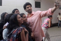 আদিত্যের জন্য টানা ৬দিন অপেক্ষা করলেন কে সেই বাঙালি তরুণী?