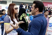 হুমাকে ভ্যালেন্টাইনস গিফট পাঠিয়ে ফের আলোচনায় সালমান