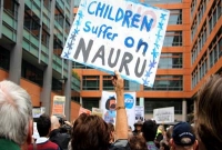 এক শিশুর জন্য শত শত বিক্ষোভকারী