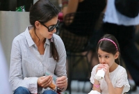 আলােচনায় কেটি হোমস