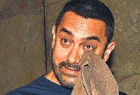 যে কারণে আরও একবার কাঁদলেন আমির খান