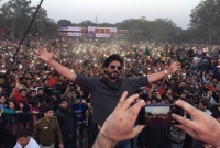 শাহরুখকে একনজর দেখতে লাখো মানুষের ঢল