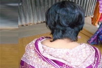 বঁটি দিয়ে স্ত্রীর চুল কাটলো পাষণ্ড স্বামী
