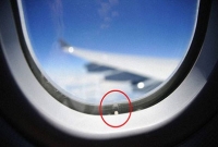 জানেন কি, বিমানের জানালায় ছোট্ট ছিদ্রটি কেন থাকে?