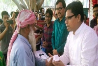 অন্ধ ভিক্ষুকের আবদার, স্মার্টফোন কিনে দিলেন পলক