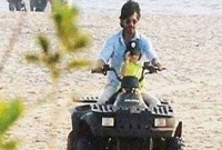 শুটিং ফেলে আব্রামকে সঙ্গে নিয়ে সমুদ্র ভ্রমণে শাহরুখ