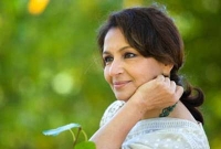 পায়ে হেঁটে পাকিস্তানে অভিনেত্রী শর্মিলা