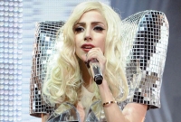 পারফর্মের আগে ব্যাক স্টেজে এ কি করলেন লেডি গাগা!