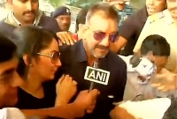 অবশেষে জেল থেকে বেরিয়ে এলেন সঞ্জয় দত্ত