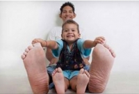 বিশ্বের বড় পায়ের লোকটি অবশেষে জুতা উপহার পেল!