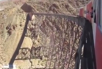 বিশ্বের ভয়ঙ্কর রেলপথ, জীবন বাজি রেখে চলতে হয় (ভিডিও)