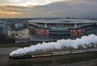 শতবর্ষ আগে ফিরে গেল লন্ডন, করতালিতে স্বাগত জানাল ব্রিটিশরা