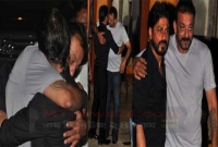 শাহরুখকে জড়িয়ে অঝোরে কাঁদলেন সঞ্জয় দত্ত!