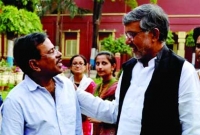 নোবেল জয়ী কৈলাশের সাথে হানিফ সংকেত