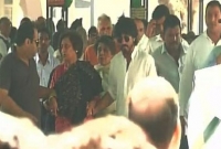 শ্বশুরের মরদেহে অগ্নিসৎকারে অংশ নিলেন শাহরুখ