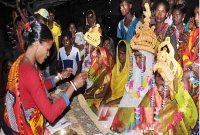 যাদের বিয়েতে বরকে কাঁধে তুলে নিয়ে যায় কনে পক্ষ