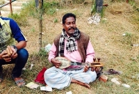 গান গেয়ে সংসার চালান জাফর বয়াতি