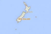 ভয় দেখিয়ে বৃদ্ধের পকেট কাটলেন সুন্দরী