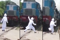 অবাক কাণ্ড! মৃত্যু নিয়ে প্রতিদিনই খেলছেন এই বৃদ্ধ 