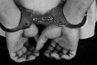 পুলিশ ফাঁড়ি থেকে হাতকড়া নিয়েই দৌড়ে পালাল আসামি