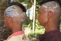 মাথা ন্যাড়া করে নৌকা এঁকে নির্বাচনী প্রচার