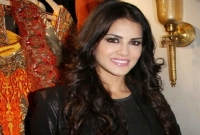 পরিবারের কেউ আমায় ফোনও করে না, কথাও বলে না : সানি লিওন