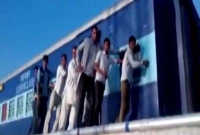  অবাক কাণ্ড, বাসের মত ধাক্কা দিয়ে ট্রেন চালু করলেন যাত্রীরা!