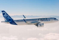 প্রকৃতির বাতাস পেতে মাঝ আকাশে বিমানের দরজা খোলার চেষ্টা!