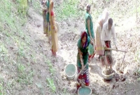 মাটি কেটে ছেলেকে ডাক্তার বানাচ্ছেন এক সংগ্রামী মা