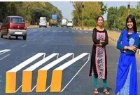 দুর্ঘটনা এড়াবে দুই কন্যার থ্রিডি ক্রসিং দুর্ঘটনা এড়াবে দুই কন্যার থ্রিডি ক্রসিং