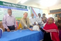 বাকৃবিতে কৃষাণীদের মধ্যে বীজ ও সেলাই মেশিন বিতরণ