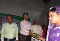 ডিমলায় পল্লীশ্রী রি-কল প্রকল্পের স্মার্ট ফোন বিতরণ