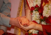 বিয়ের মালা বদলের সময় বরকে পুলিশে দিল কনে!