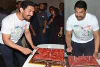 সাধামাটা পরিবেশে জন্মদিনের কেক কাটলেন আমির