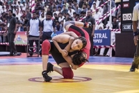 এ কি, যাকে-তাকে আছড়ে ফেলে দিচ্ছেন আনুশকা!