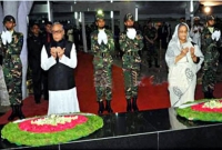 বঙ্গবন্ধুর সমাধিতে রাষ্ট্রপতি ও প্রধানমন্ত্রীর শ্রদ্ধা