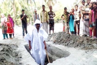 কাফনের কাপড় পরে কবর খনন, আ.লীগ বিদ্রোহী চেয়ারম্যান প্রার্থীর প্রতিবাদ