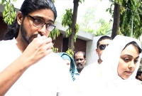 মাকে হারিয়ে নির্বাক দিতির দুই সন্তান