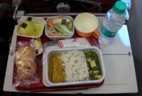 জানেন বিমানের সুস্বাদু খাবারও কেন বিষাদ লাগে?